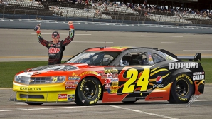 Jeff Gordon a preluat conducerea în cursa din Atlanta cu 22 de tururi înainte de final