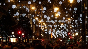 Start pregătirilor pentru sărbătorile de iarnă. Primul oraş care a aprins luminile de Crăciun