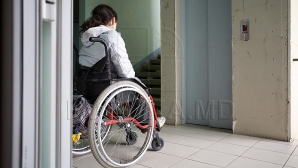 Bătuţi de soartă şi fără ajutor! MII de moldoveni cu nevoi speciale NU beneficiază de asistent personal