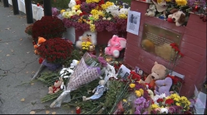 Lacrimi şi flori în faţa Ambasadei Rusiei. Mai mulţi oameni au comemorat victimele catastrofei din Egipt