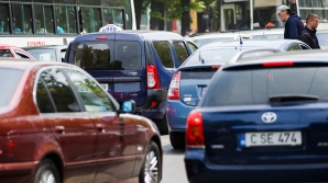 Doar în filme vezi aşa ceva! Un bărbat a fost cărat pe capota unei maşini în plin trafic (VIDEO)