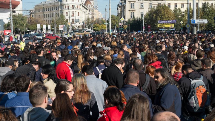 Marşul Tăcerii. MII DE PERSOANE au adus un ultim omagiu victimelor tragediei de la Bucureşti (FOTO)