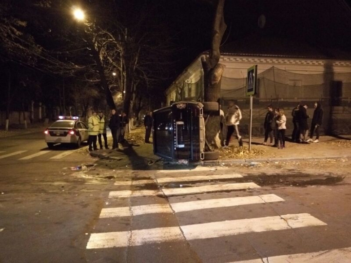 Un SUV de lux s-a răsturnat în centrul Capitalei. ŞOFERIŢA a fugit de la faţa locului (FOTO/VIDEO)