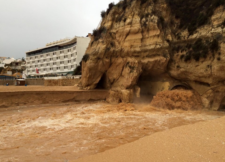 O regiune turistică din Portugalia, LOVITĂ DE INUNDAŢII! Valurile au atins 4-5 metri (FOTO/VIDEO)