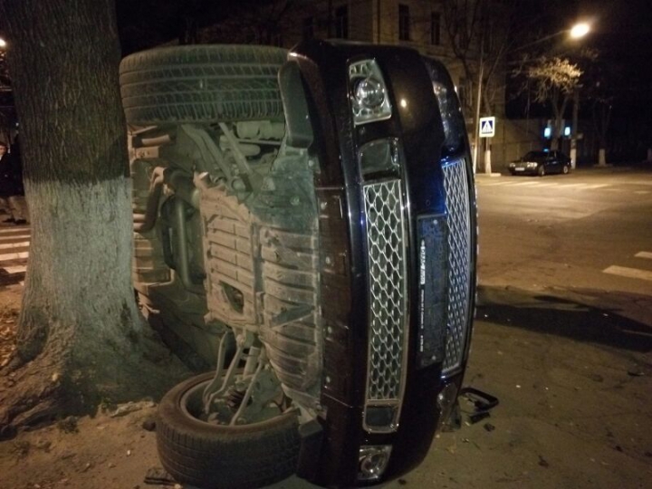 Un SUV de lux s-a răsturnat în centrul Capitalei. ŞOFERIŢA a fugit de la faţa locului (FOTO/VIDEO)