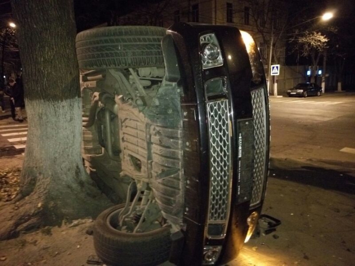 Un SUV de lux s-a răsturnat în centrul Capitalei. ŞOFERIŢA a fugit de la faţa locului (FOTO/VIDEO)