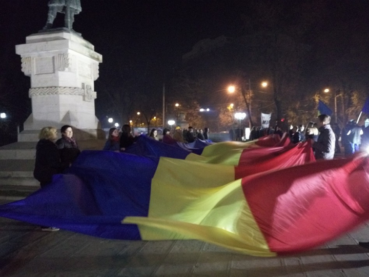 Rugăciuni şi lumânări la Chișinău. Sute de unionişti s-au adunat la monumentul lui Ştefan cel Mare (FOTO)