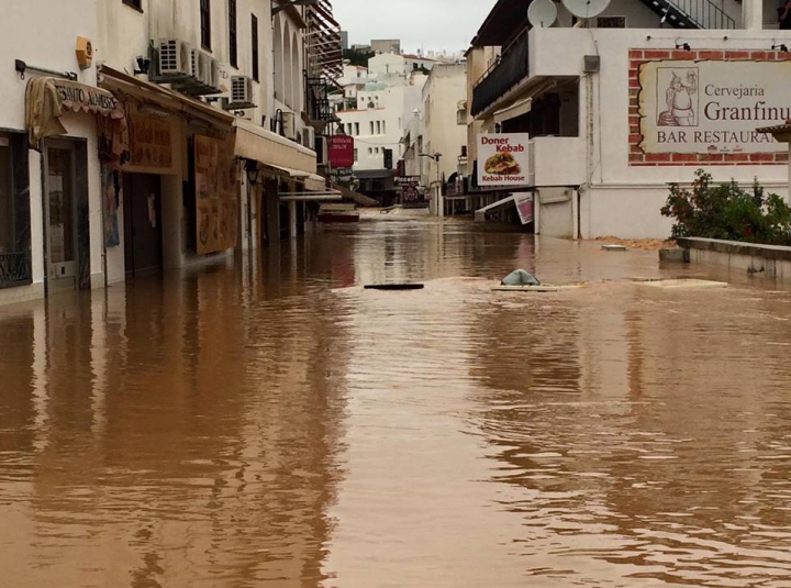 O regiune turistică din Portugalia, LOVITĂ DE INUNDAŢII! Valurile au atins 4-5 metri (FOTO/VIDEO)