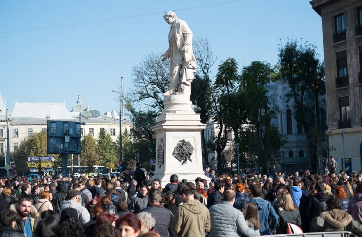 Marşul Tăcerii. MII DE PERSOANE au adus un ultim omagiu victimelor tragediei de la Bucureşti (FOTO)