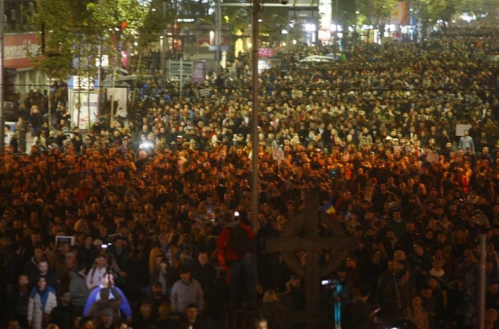 NO COMMENT: "Vrem dreptate!" Ciocniri între forţele de ordine şi protestatari la Bucureşti (VIDEO)