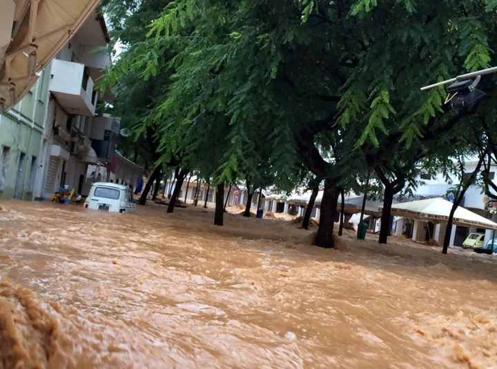 O regiune turistică din Portugalia, LOVITĂ DE INUNDAŢII! Valurile au atins 4-5 metri (FOTO/VIDEO)