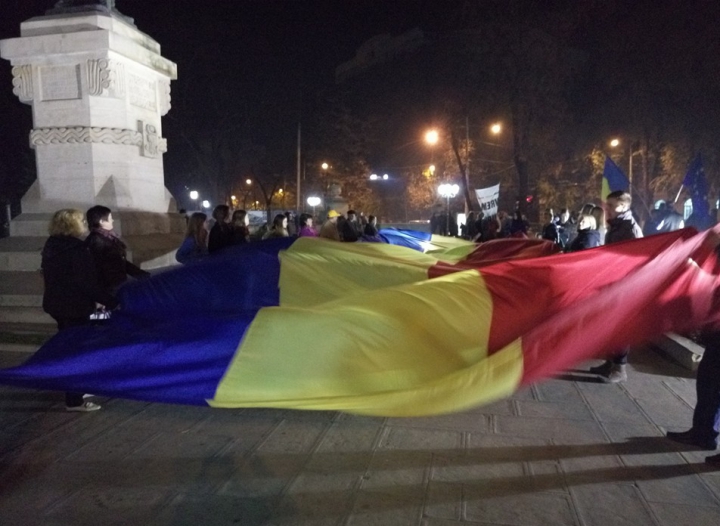 Rugăciuni şi lumânări la Chișinău. Sute de unionişti s-au adunat la monumentul lui Ştefan cel Mare (FOTO)