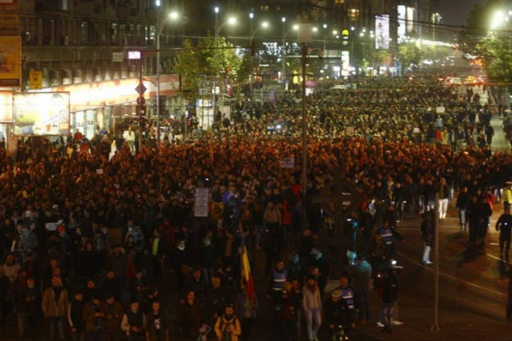 NO COMMENT: "Vrem dreptate!" Ciocniri între forţele de ordine şi protestatari la Bucureşti (VIDEO)