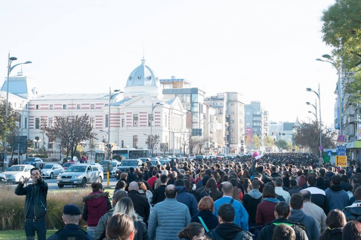 Marşul Tăcerii. MII DE PERSOANE au adus un ultim omagiu victimelor tragediei de la Bucureşti (FOTO)