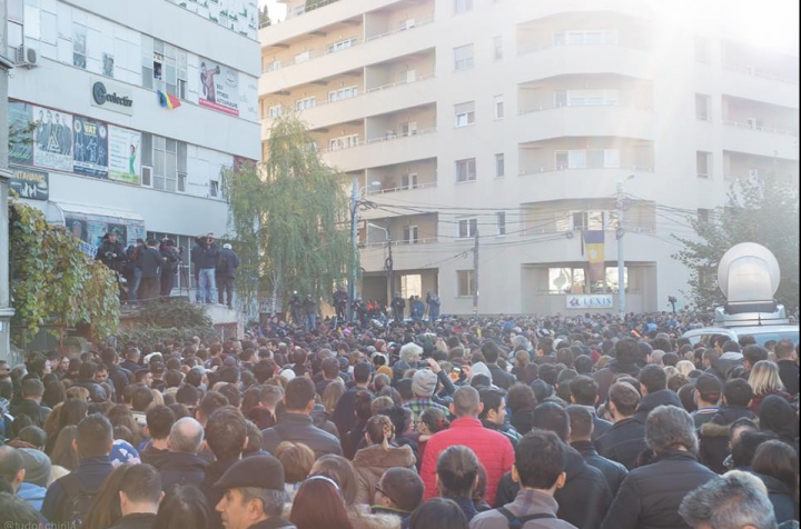 Marşul Tăcerii. MII DE PERSOANE au adus un ultim omagiu victimelor tragediei de la Bucureşti (FOTO)