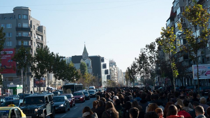 Marşul Tăcerii. MII DE PERSOANE au adus un ultim omagiu victimelor tragediei de la Bucureşti (FOTO)