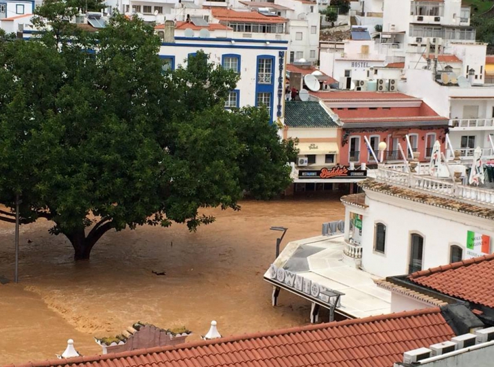 O regiune turistică din Portugalia, LOVITĂ DE INUNDAŢII! Valurile au atins 4-5 metri (FOTO/VIDEO)