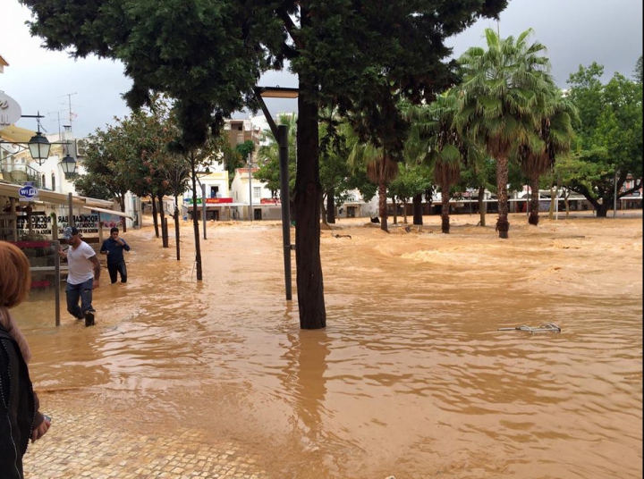 O regiune turistică din Portugalia, LOVITĂ DE INUNDAŢII! Valurile au atins 4-5 metri (FOTO/VIDEO)