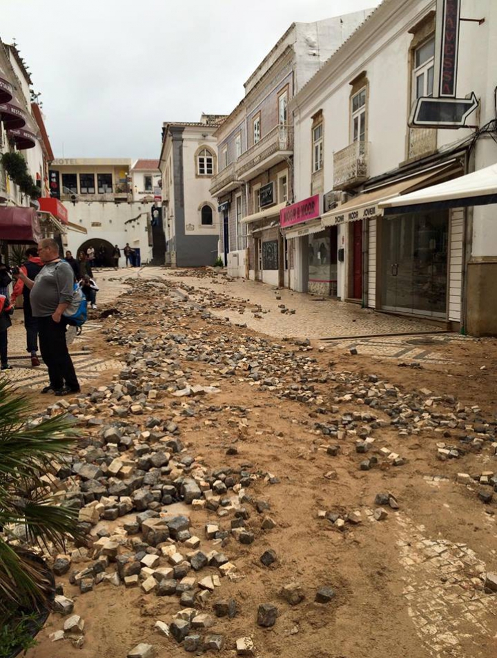 O regiune turistică din Portugalia, LOVITĂ DE INUNDAŢII! Valurile au atins 4-5 metri (FOTO/VIDEO)