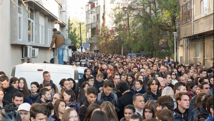 Marşul Tăcerii. MII DE PERSOANE au adus un ultim omagiu victimelor tragediei de la Bucureşti (FOTO)