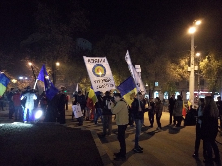 Rugăciuni şi lumânări la Chișinău. Sute de unionişti s-au adunat la monumentul lui Ştefan cel Mare (FOTO)