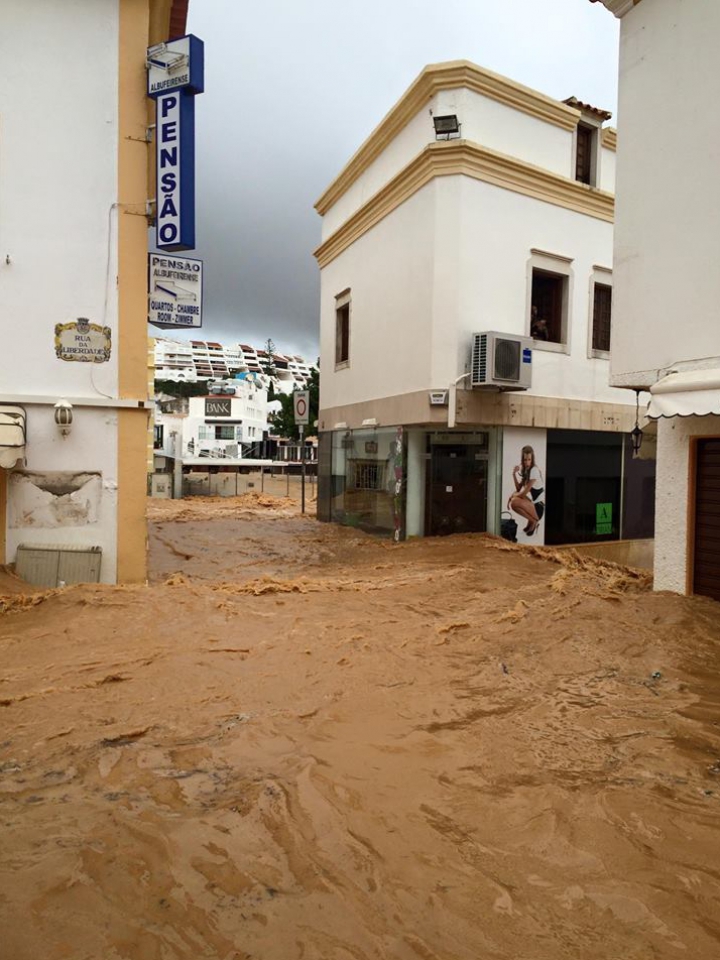 O regiune turistică din Portugalia, LOVITĂ DE INUNDAŢII! Valurile au atins 4-5 metri (FOTO/VIDEO)