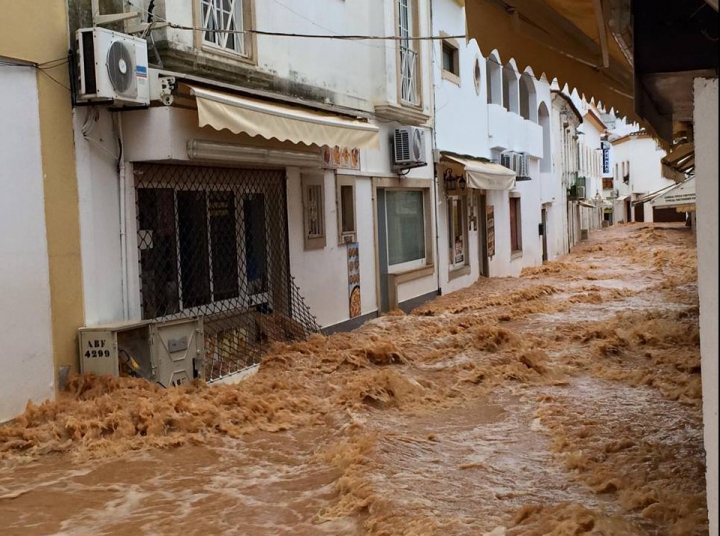 O regiune turistică din Portugalia, LOVITĂ DE INUNDAŢII! Valurile au atins 4-5 metri (FOTO/VIDEO)