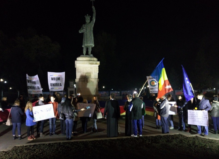 Rugăciuni şi lumânări la Chișinău. Sute de unionişti s-au adunat la monumentul lui Ştefan cel Mare (FOTO)