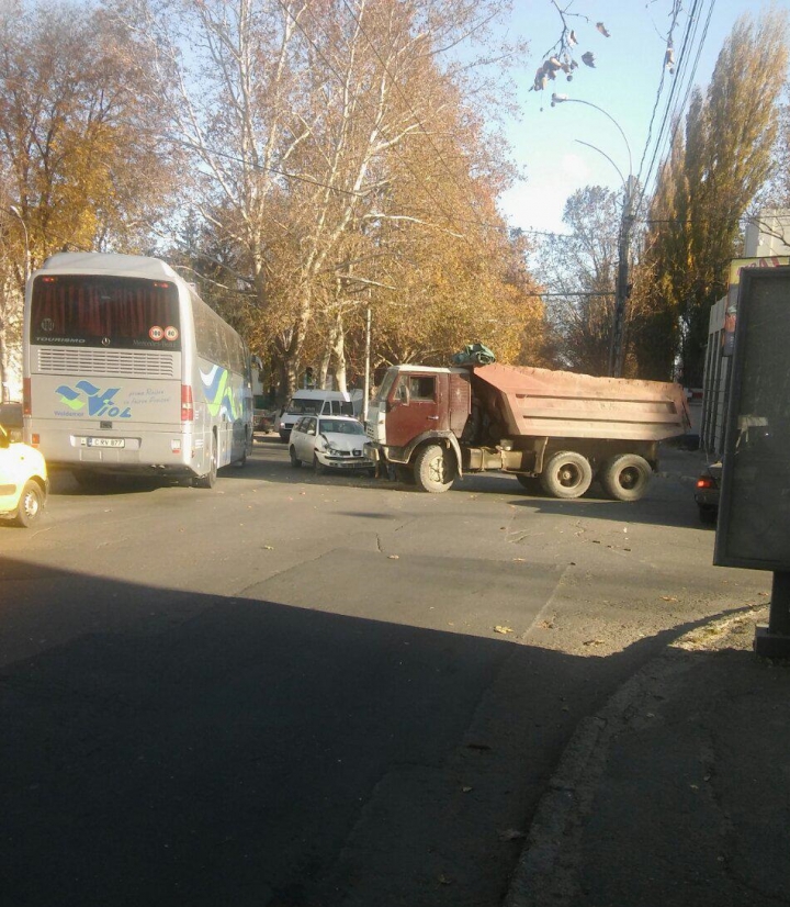 Accident pe strada Ion Creangă din Chişinău. Rezultat aşteptat în duelul dintre un autoturism şi un camion (FOTO)