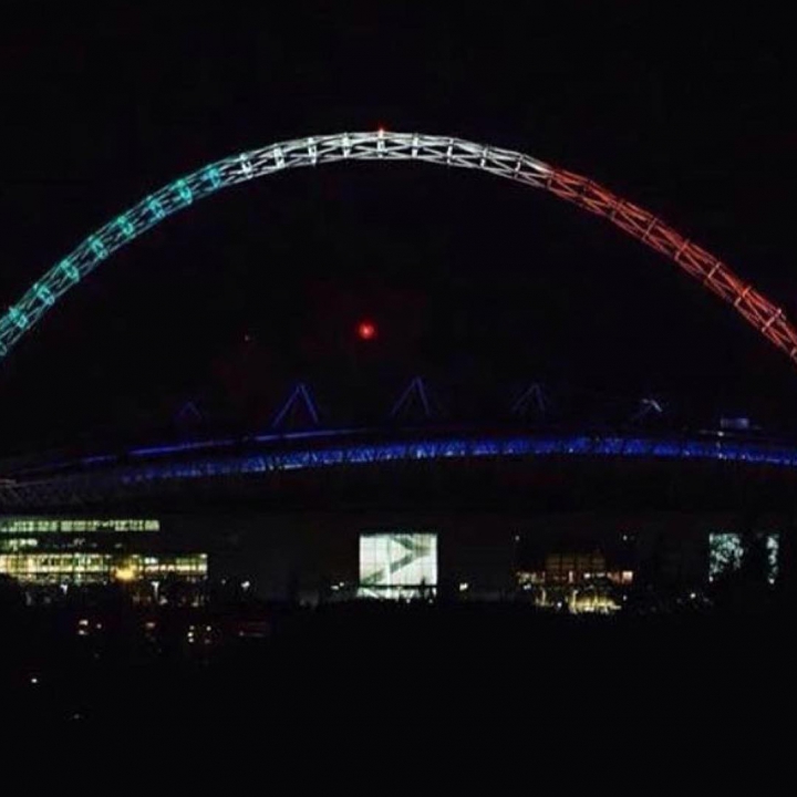 GEST DE UMANITATE! Cele mai faimoase clădiri din lume, luminate în culorile Franţei (FOTO)