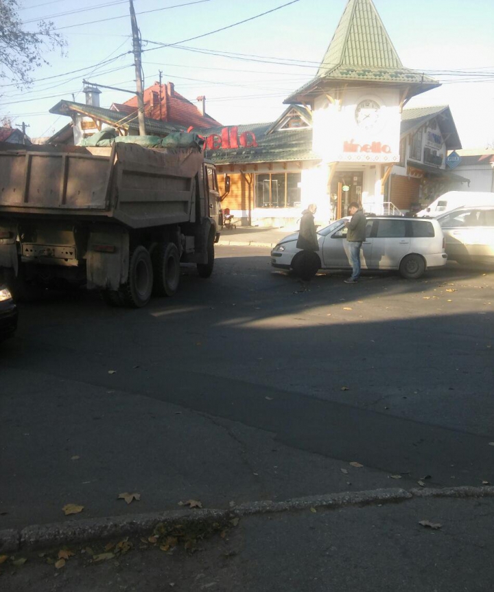 Accident pe strada Ion Creangă din Chişinău. Rezultat aşteptat în duelul dintre un autoturism şi un camion (FOTO)