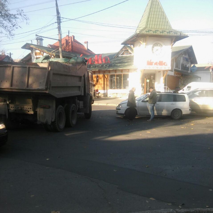 Accident pe strada Ion Creangă din Chişinău. Rezultat aşteptat în duelul dintre un autoturism şi un camion (FOTO)