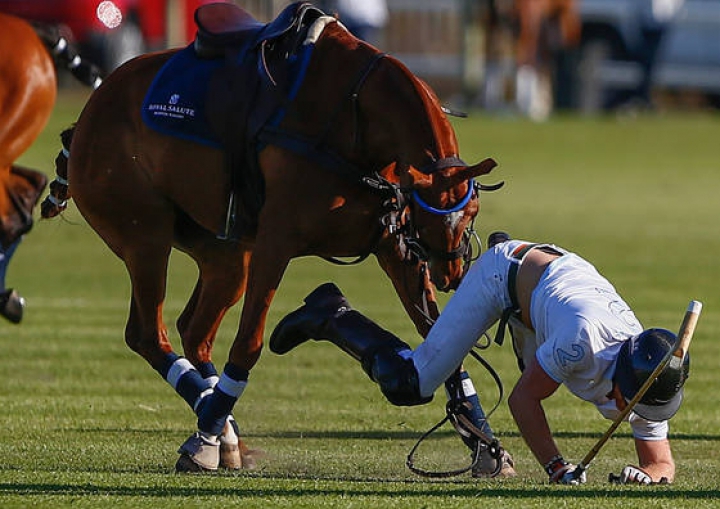 Căzătură regală! Prinţul Harry s-a prăbuşit de pe cal în timpul unui meci de polo (FOTO)