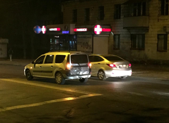 Accident rutier la o intersecție din Chișinău. Imagini de la fața locului