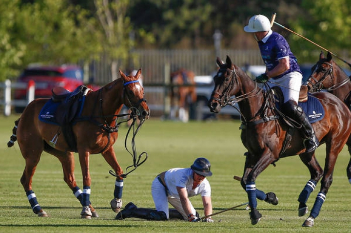 Căzătură regală! Prinţul Harry s-a prăbuşit de pe cal în timpul unui meci de polo (FOTO)