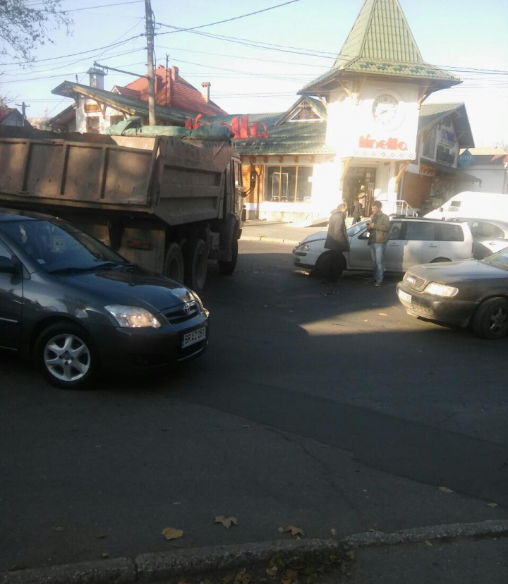 Accident pe strada Ion Creangă din Chişinău. Rezultat aşteptat în duelul dintre un autoturism şi un camion (FOTO)