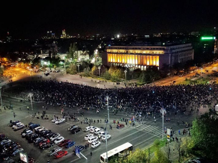 Tragedia de la clubul Colectiv: Centrul Bucureştiului este blocat de MII de oameni (FOTO/VIDEO)