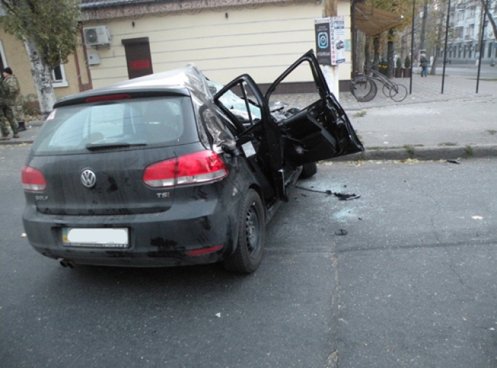 ACCIDENT GROAZNIC! O maşină a fost făcută ZOB de o BLINDATĂ care a trecut la roşu (FOTO)