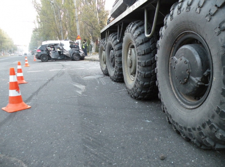 ACCIDENT GROAZNIC! O maşină a fost făcută ZOB de o BLINDATĂ care a trecut la roşu (FOTO)