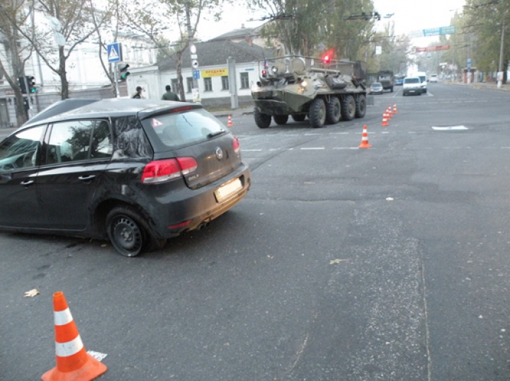 ACCIDENT GROAZNIC! O maşină a fost făcută ZOB de o BLINDATĂ care a trecut la roşu (FOTO)