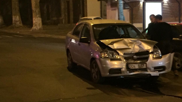 Accident rutier la o intersecție din Chișinău. Imagini de la fața locului