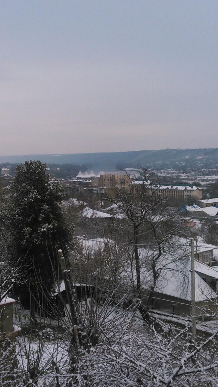 Ninge abundent la Bălţi. Stratul de zăpadă, bucurie pentru copii şi năpastă pentru şoferi (VIDEO)