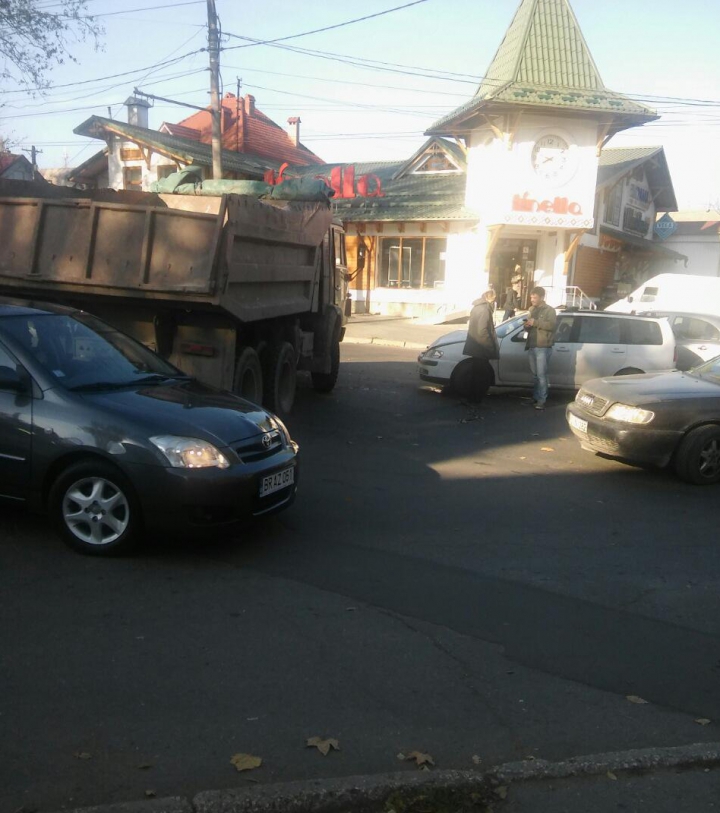 Accident pe strada Ion Creangă din Chişinău. Rezultat aşteptat în duelul dintre un autoturism şi un camion (FOTO)