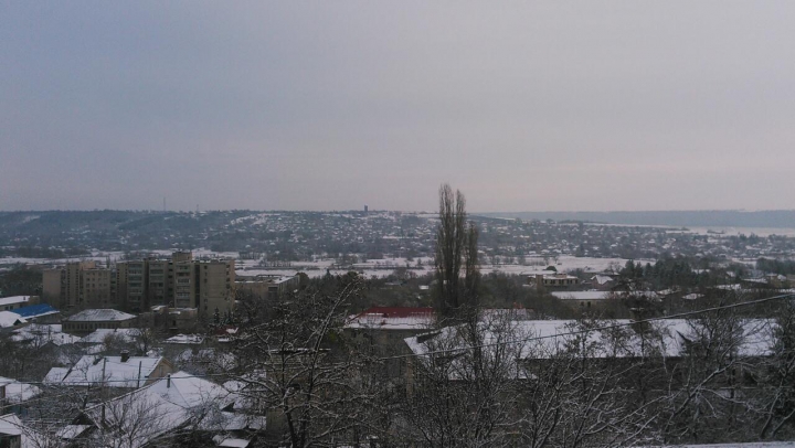 Ninge abundent la Bălţi. Stratul de zăpadă, bucurie pentru copii şi năpastă pentru şoferi (VIDEO)