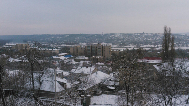 Ninge abundent la Bălţi. Stratul de zăpadă, bucurie pentru copii şi năpastă pentru şoferi (VIDEO)