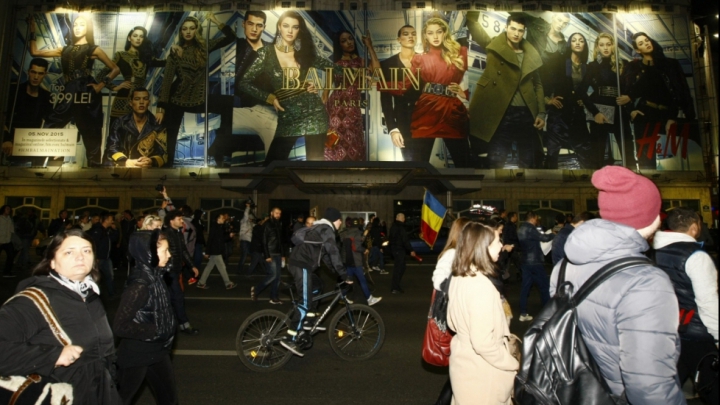 NO COMMENT: "Vrem dreptate!" Ciocniri între forţele de ordine şi protestatari la Bucureşti (VIDEO)