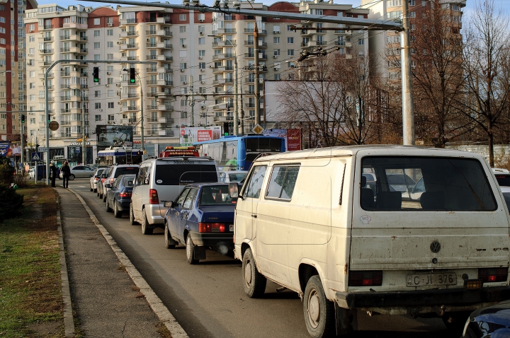 Chişinăul a încremenit în ambuteiaje. Nervii şoferilor au fost întinşi la maximum (FOTO/VIDEO)