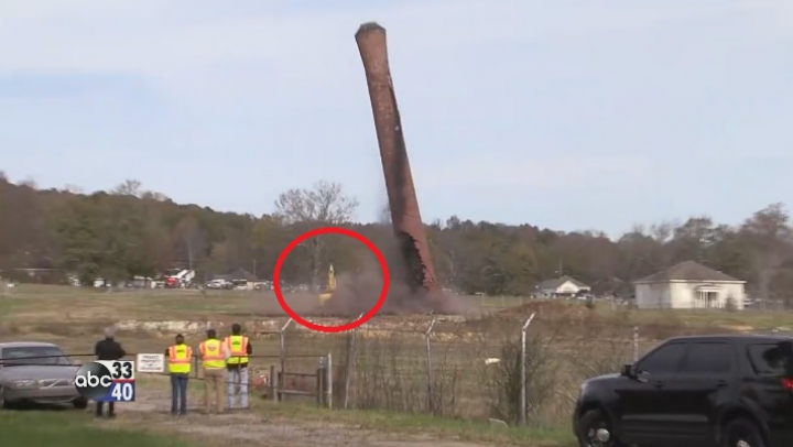 ÎŢI TAIE RESPIRAŢIA! Momentul în care un coş de fum uriaş cade peste un excavatorist (VIDEO)