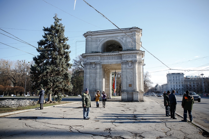 Cum arată principalul Pom de Crăciun al ţării. REACŢIA trecătorilor (FOTO/VIDEO)