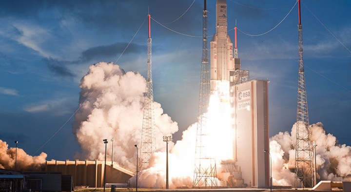 Arianespace 5 lansează doi sateliţi de telecomunicaţii. Ce servicii vor furniza